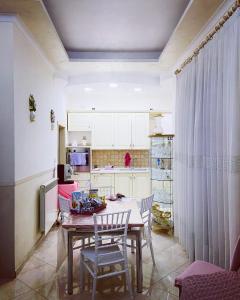 - une cuisine avec une table et des chaises dans la chambre dans l'établissement Blessing house, à Naples