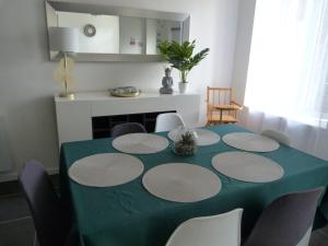 comedor con mesa verde y sillas en Appartement T3 - RDC-Parking Gratuit, en Vierzon