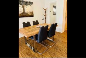 een eettafel met zwarte stoelen eromheen bij Gästehaus Dolce Vita in Rust