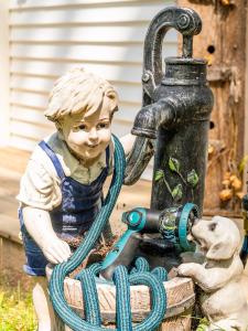 Eine Statue eines Jungen, der mit einem Brunnen spielt. in der Unterkunft Knotty Pine Haven C1 in Greenville
