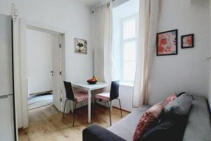 uma sala de estar com um sofá e uma mesa em CheckInVienna-One bedroom Apartment em Viena