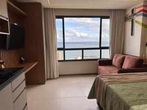 um quarto de hotel com uma cama e vista para o oceano em Salvador barra em Salvador
