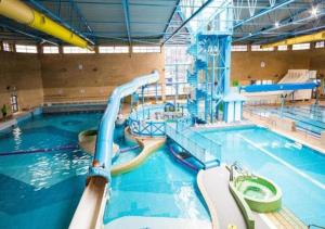 uma grande piscina com um escorrega aquático em Your Riverside Home em Woolwich