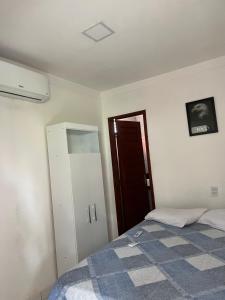 1 dormitorio con 1 cama con manta azul a cuadros en Apartamento cozzy, en Pipa