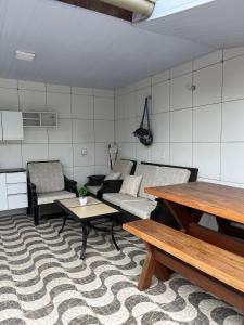 un soggiorno con un divano e un tavolo di Apartamento cozzy a Pipa