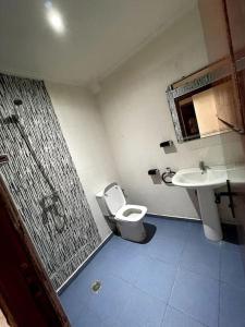 a bathroom with a toilet and a sink at Bel appartement 6 min de plage in Agadir