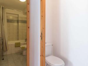a bathroom with a toilet and a bath tub at Bel appartement lumineux 54m², 3 pièces, 6 pers., coeur de Montgenèvre, animaux acceptés, balcon. - FR-1-330D-12 in Montgenèvre +16 photos