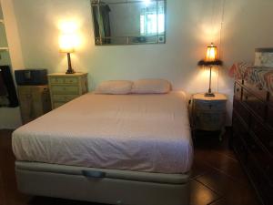 een slaapkamer met een bed met 2 lampen en een spiegel bij Monte do Rei Santo in Arronches