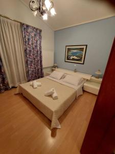 een slaapkamer met een bed met twee handdoeken erop bij Pool House Stamato in Kineta