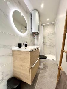 Bathroom sa Studio Beaux Arts - *Proche centre *Clim *Balcon