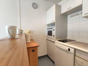 uma cozinha com electrodomésticos brancos e uma bancada de madeira em Appartement Juan les Pins, 2 pièces, 4 personnes - FR-1-252-155 em Juan-les-Pins