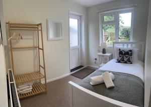 1 dormitorio con 1 cama con 2 toallas en Foxhill Bungalow 