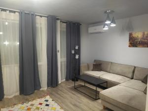 sala de estar con sofá y mesa en Altavista mountain apartment en Samokov