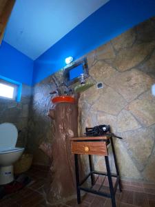 Auberge Agoudal في Agoudal: حمام مع مرحاض وطاولة مع حوض