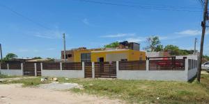 uma casa com uma cerca em frente em Casa laranjal em Pelotas