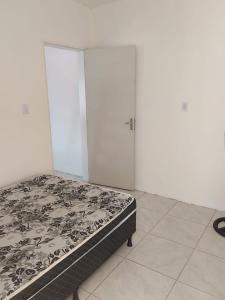 - une chambre avec un lit et deux placards avec des portes dans l'établissement Casa laranjal, à Pelotas