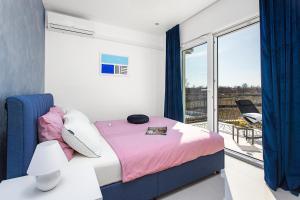 Un ou plusieurs lits dans un hébergement de l'établissement Villa Angie with Heated Pool