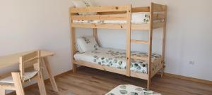 Двухъярусная кровать или двухъярусные кровати в номере Quinta da Carreirinha