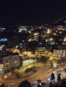 una ciudad iluminada por la noche con luces de la calle en Hermoso departamento en La Paz-Bolivia, en La Paz