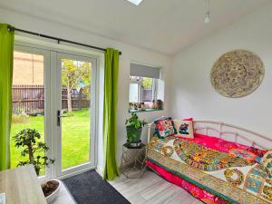 Posezení v ubytování Tortoise Haven Bicester- Comfortable quiet home with garden