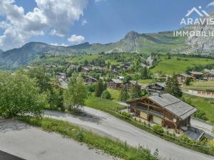 uitzicht op een dorp in de bergen bij Chalet Le Grand-Bornand, 12 pièces, 20 personnes - FR-1-391-114 in Le Grand-Bornand