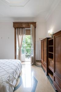 a bedroom with a bed and a dresser and a window at Casa Bogart in Ourense
