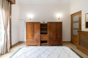 1 dormitorio con armario de madera y TV en Casa Bogart, en Ourense