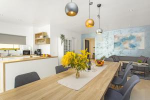 Cuisine ou kitchenette dans l'établissement Villa Angie with Heated Pool