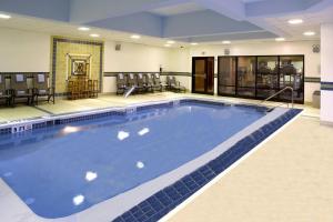 uma grande piscina num grande quarto com cadeiras em Fairfield Inn & Suites Pittsburgh Neville Island em Robinson Township