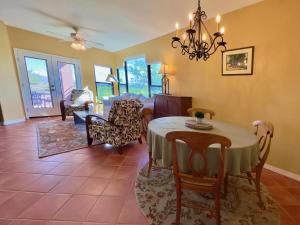 - une salle à manger avec une table et des chaises dans l'établissement Gorgeous Mountain and City Views, Pools, and Hot Tubs, à Tucson