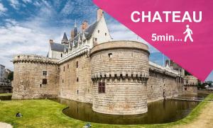 une photo d'un château avec les mots château dans l'établissement Lodge Cassard, à Nantes