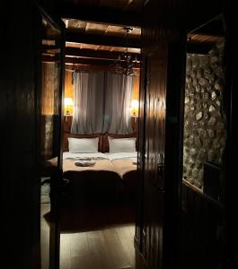 Un dormitorio con una cama con almohadas blancas. en Inn Harmony, en Kazbegi