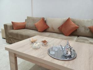 a living room with a coffee table and a couch at شقة جميلة وهادئة in Agadir