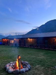 una hoguera en un patio frente a un edificio en Inn Harmony, en Kazbegi