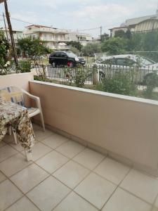 a balcony with a table and a view of a street at Spitaki mou in Kamena Vourla