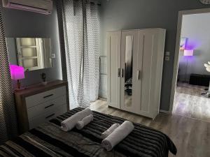 1 dormitorio con cama y espejo grande en Athenian Gem en Atenas
