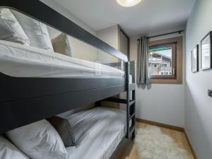een kamer met 2 stapelbedden en een tapijt bij Appartement Megève, 4 pièces, 6 personnes - FR-1-569-35 in Megève