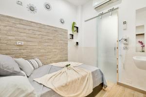 a bedroom with a bed and a sink at Alby Express Rooms in La Spezia