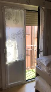 eine Glasschiebetür mit Blick auf einen Balkon in der Unterkunft Habitación Doble con vistas al centro in Estella