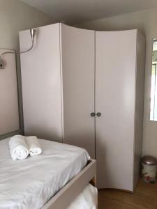 a bedroom with white cabinets and a bed with towels at Habitación Doble con vistas al centro in Estella