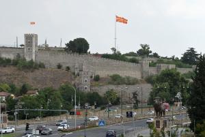 uma cidade com um castelo e uma estrada com carros em Mitovski Apartment em Skopje