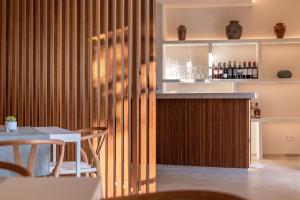 アルタにあるNema Boutique Hotel & Spaのテーブルと椅子のあるレストランのバー