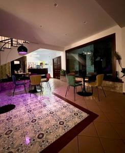 - un salon avec des chaises, une table et un tapis dans l'établissement Agrolea, à Terme Vigliatore