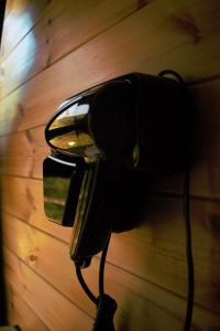 un primer plano de una luz en una pared de madera en Inn Martvili en Martvili