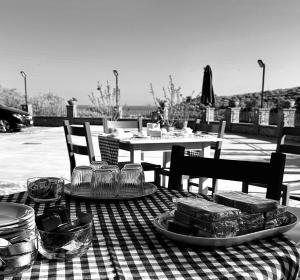 una mesa con platos de comida en un mantel a cuadros en Agrolea, en Terme Vigliatore