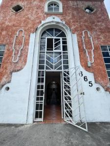 un edificio con una puerta abierta con una escalera en Departamento Gecko, en Cozumel