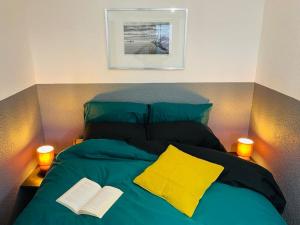 A bed or beds in a room at Le Fauriel - Parking gratuit - Centre ville