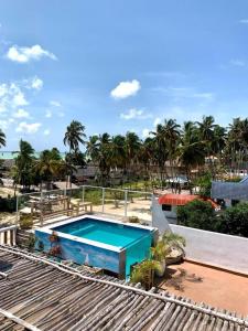 - une piscine au-dessus d'un complexe avec des palmiers dans l'établissement Hi Zanzibar, à Paje