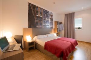 Un pat sau paturi într-o cameră la IRAIPE Pamplona Hostal