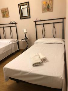 um quarto com 2 camas e toalhas em Habitación Doble em Estella